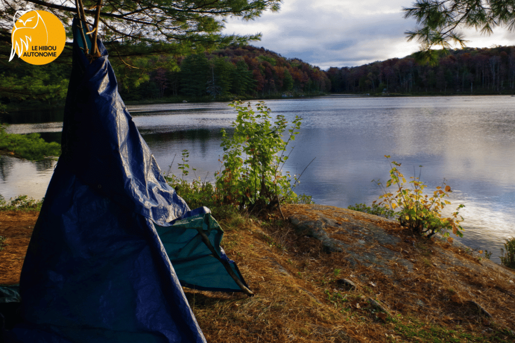 abri de survie avec une bâche en tipi