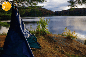 abri de survie avec une bâche en tipi