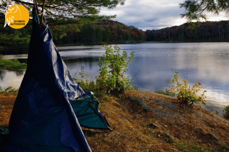 abri de survie avec une bâche en tipi