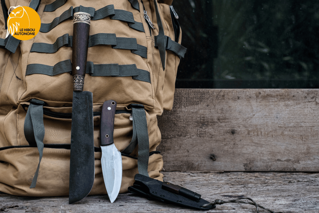 différents types de couteaux de survie posés sur un sac à dos