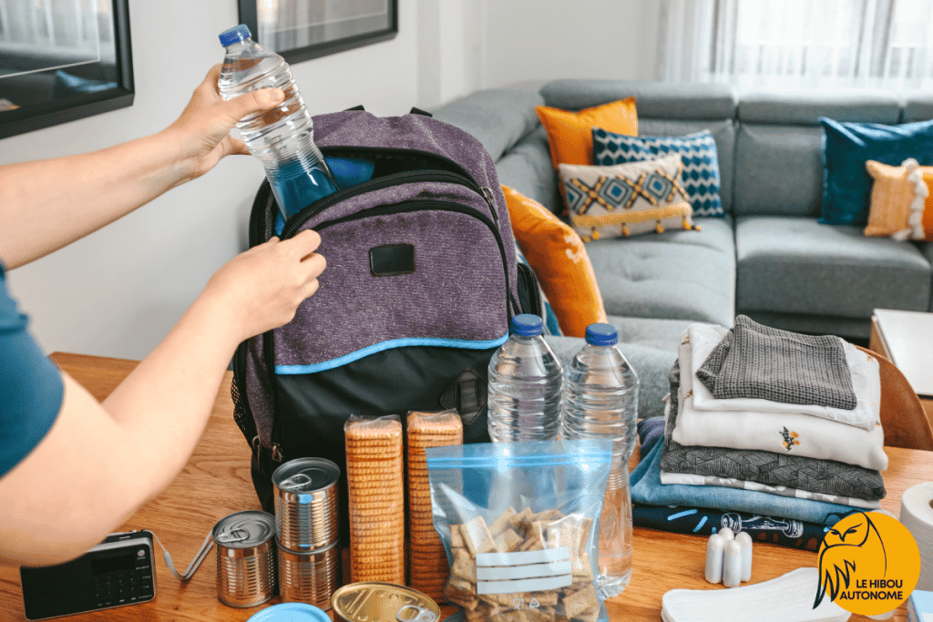 femme qui prépare son kit de survie 72h