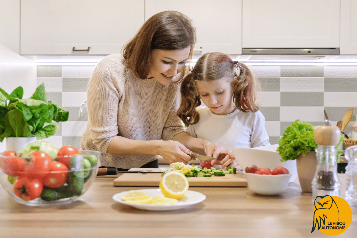 maman qui apprend à sa fille à cuisiner