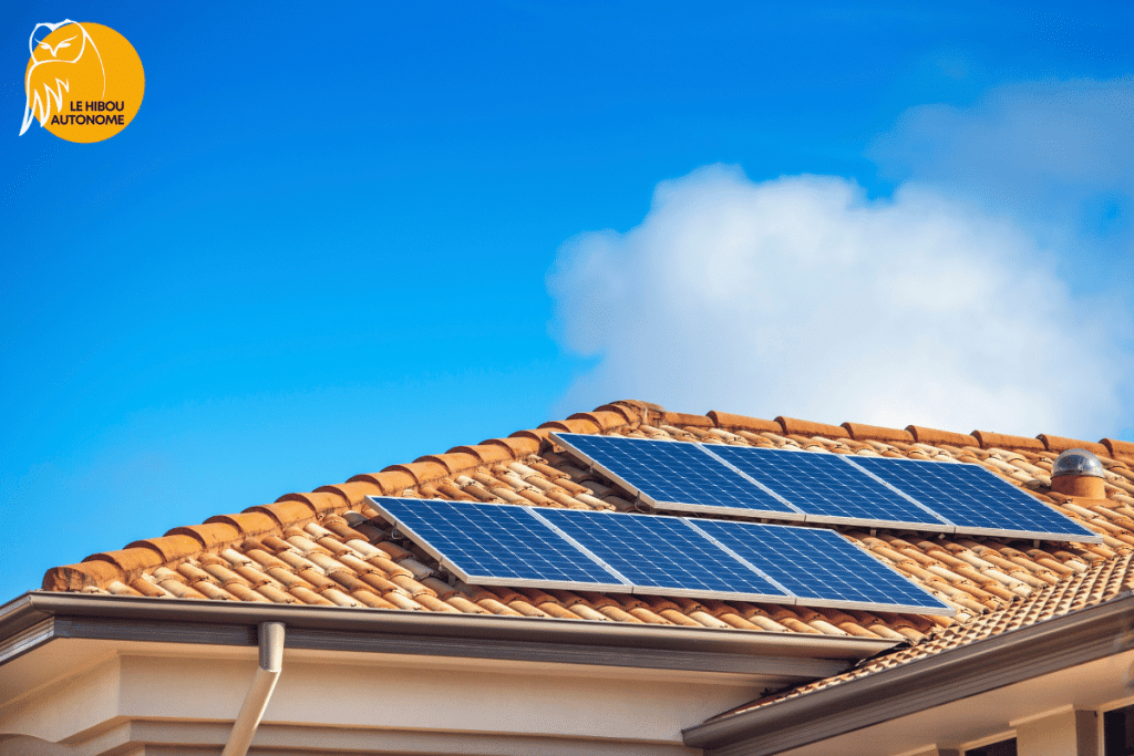 panneaux solaires pas cher sur le toit d'une maison