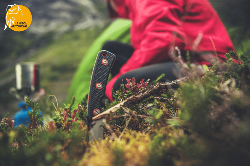 personne en camping avec son couteau de survie